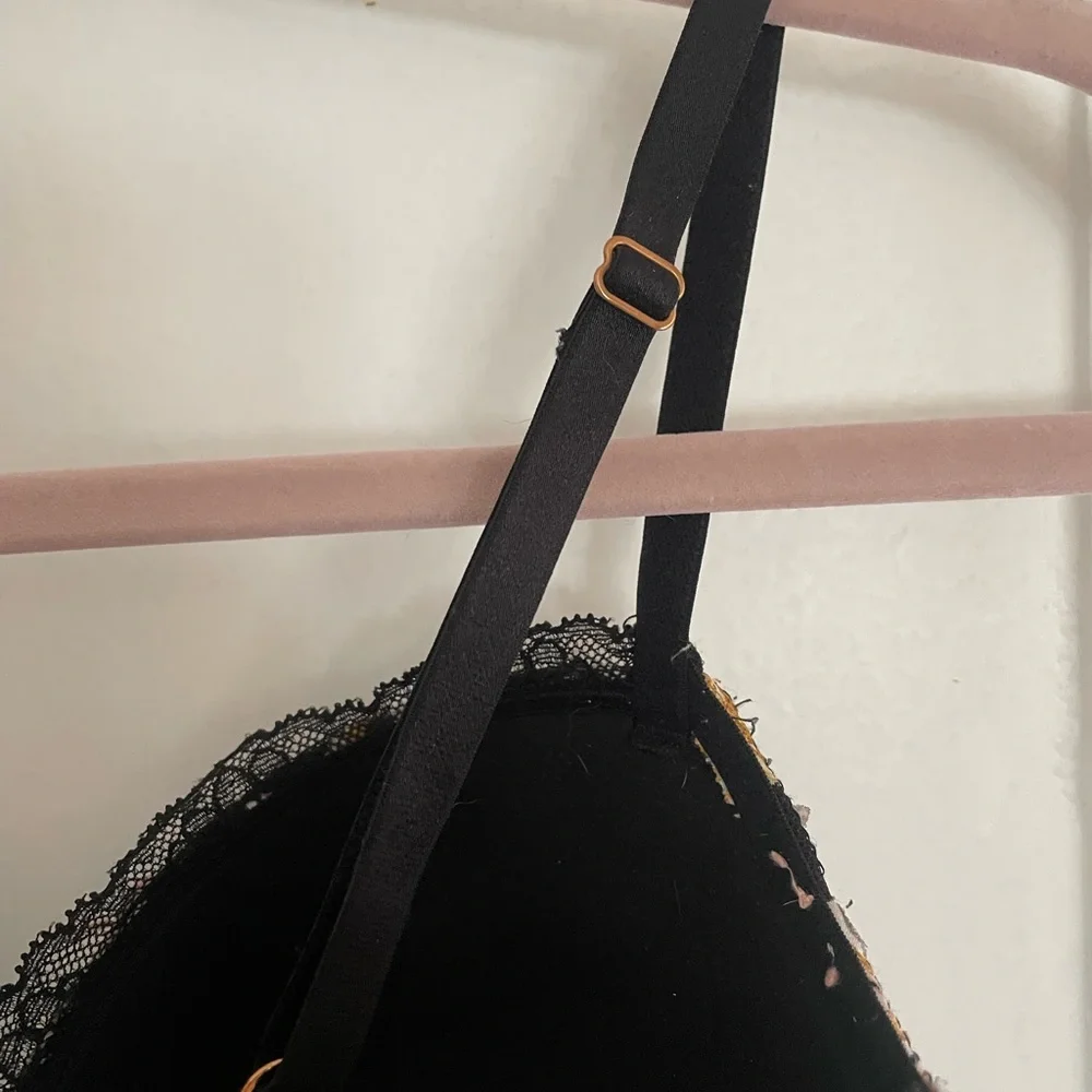 Victoria's Secret Black Floral Embroidered Underwire Bra - Picture 5 of 12